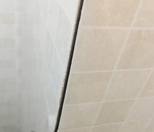 盘山瓷砖空鼓维修公司分享阳台瓷砖脱落的修复过程可以分为以下几个步骤