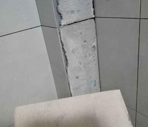 盘山瓷砖空鼓维修公司分享下厨房瓷砖脱落的补救措施。